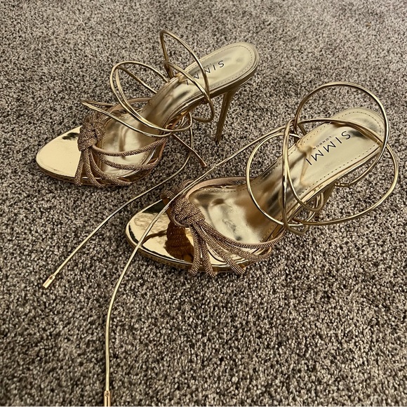 Simmi Shoes! Size 9! Gold Strappy Heel-Never worn - Picture 1 of 3